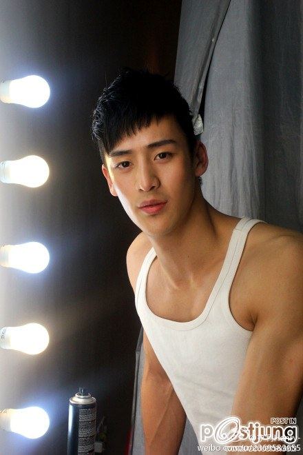 หนุ่มตี๋กล้ามใหญ่