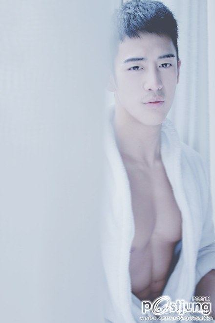 หนุ่มตี๋กล้ามใหญ่