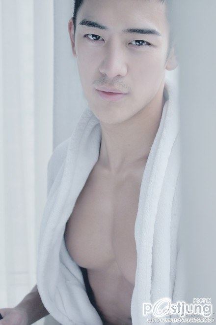 หนุ่มตี๋กล้ามใหญ่