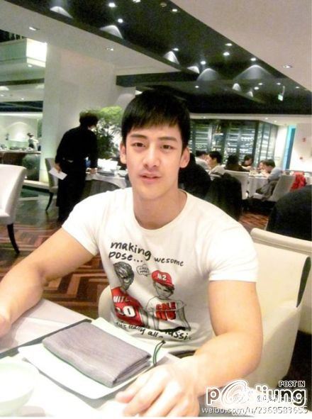 หนุ่มตี๋กล้ามใหญ่