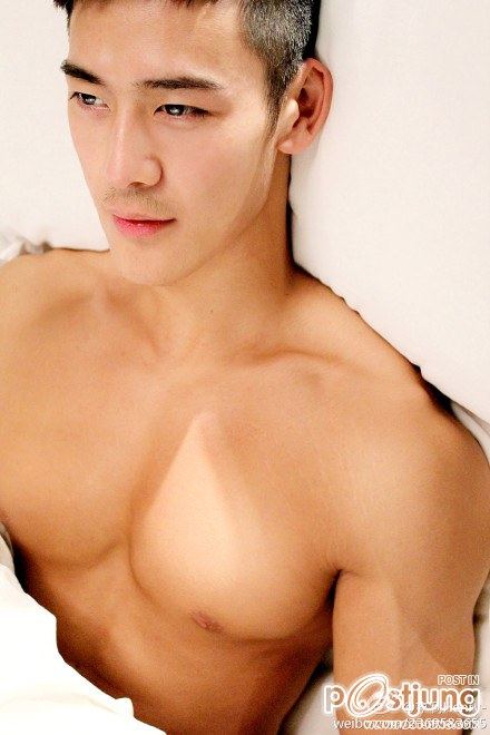 หนุ่มตี๋กล้ามใหญ่