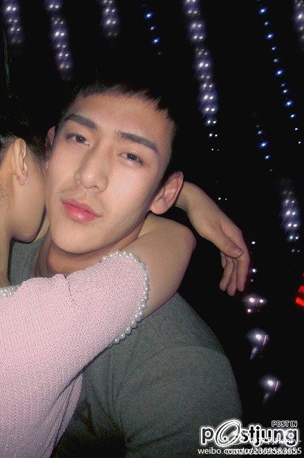 หนุ่มตี๋กล้ามใหญ่