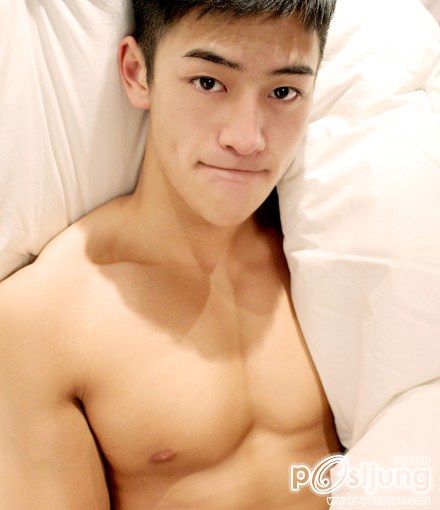 หนุ่มตี๋กล้ามใหญ่