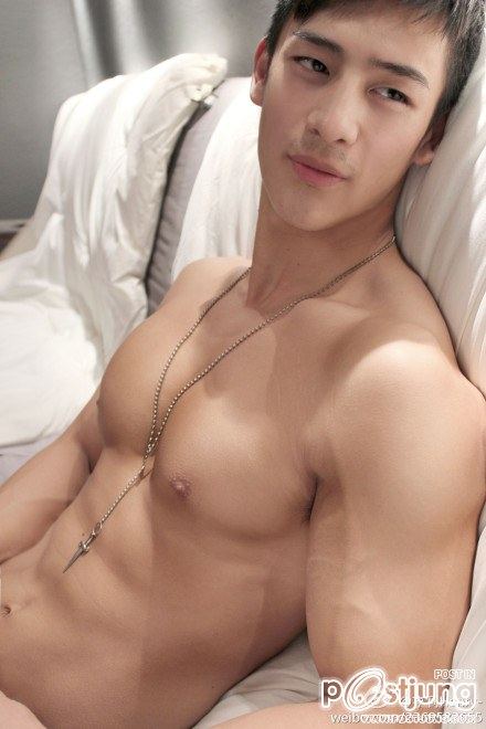 หนุ่มตี๋กล้ามใหญ่