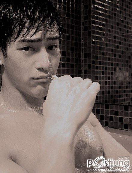 หนุ่มตี๋กล้ามใหญ่