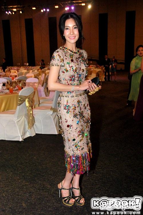 คุณนายนุ่นกับเดรส Dolce & Gabbana ราคาเบาๆ 1.5 ล้าน