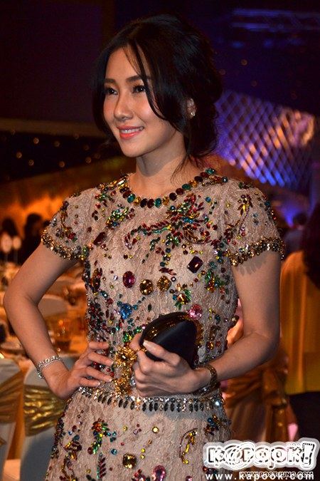 คุณนายนุ่นกับเดรส Dolce & Gabbana ราคาเบาๆ 1.5 ล้าน