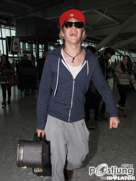One Direction ที่ Heathrow Airport ลอนดอน