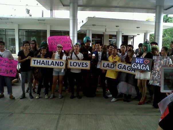 วันนี้ Lady Gaga จะมาถึงท่าอากาศยานดอนเมือง ด้วยเครื่องบินส่วนตัวประมาณ 17.30 สาวก รีบไปกันเยอะๆนะ