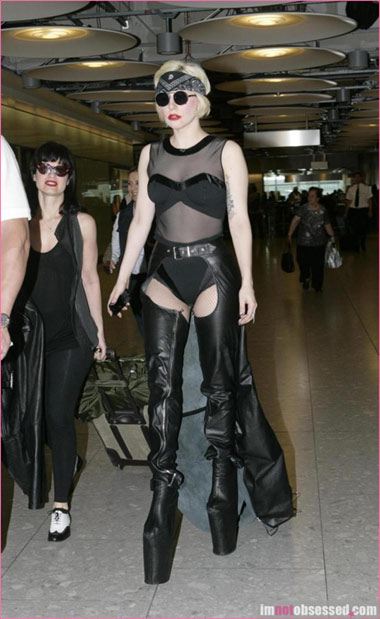 วันนี้ Lady Gaga จะมาถึงท่าอากาศยานดอนเมือง ด้วยเครื่องบินส่วนตัวประมาณ 17.30 สาวก รีบไปกันเยอะๆนะ