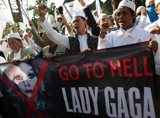 มุสลิมหัวรุนแรงกลุ่มผู้ประท้วงทำพิษ “เลดี้ กาก้า” ยกเลิกคอนเสิร์ตที่อินโดฯ