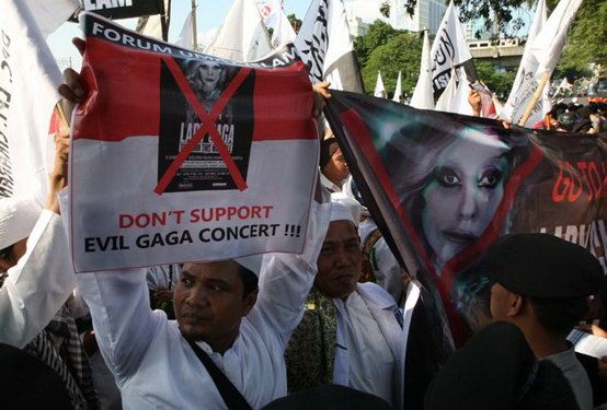 มุสลิมหัวรุนแรงกลุ่มผู้ประท้วงทำพิษ “เลดี้ กาก้า” ยกเลิกคอนเสิร์ตที่อินโดฯ