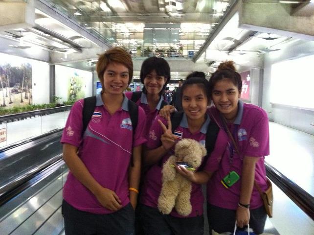 [PIC] วอลเลย์บอลสาวไทยกลับถึงเมืองไทยแล้ว