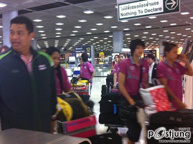 [PIC] วอลเลย์บอลสาวไทยกลับถึงเมืองไทยแล้ว