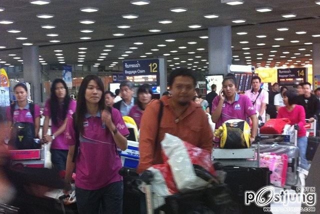 [PIC] วอลเลย์บอลสาวไทยกลับถึงเมืองไทยแล้ว