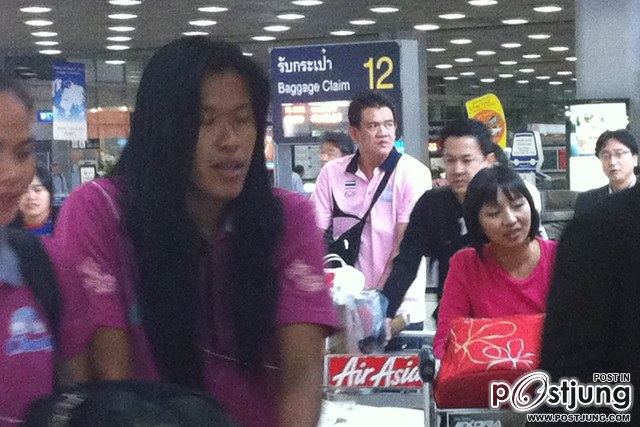 [PIC] วอลเลย์บอลสาวไทยกลับถึงเมืองไทยแล้ว