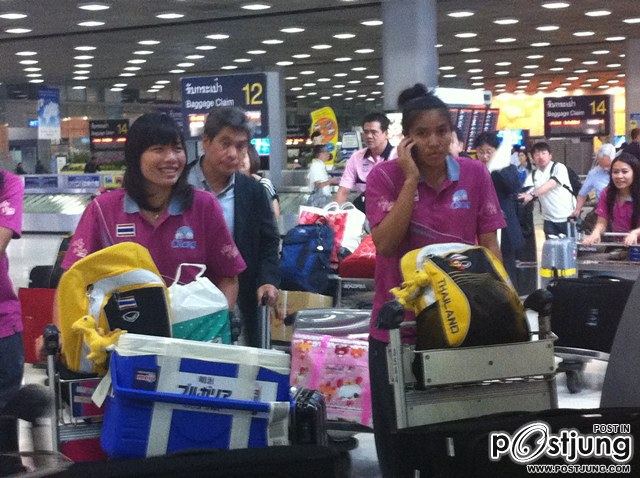 [PIC] วอลเลย์บอลสาวไทยกลับถึงเมืองไทยแล้ว