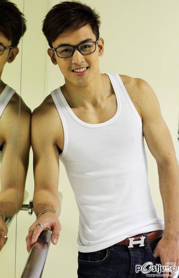 ป่อง พ่อค้าแซ่บข้าวมันไก่สาธุประดิษฐ์