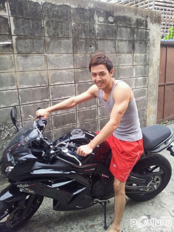 ป่อง พ่อค้าแซ่บข้าวมันไก่สาธุประดิษฐ์