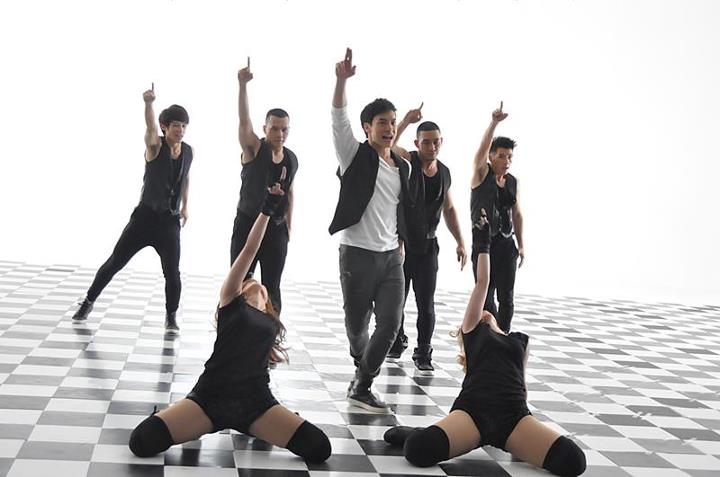 “บี้” โชว์สเต็ปแดนซ์กระจายใน Mv. “รักจับใจ”