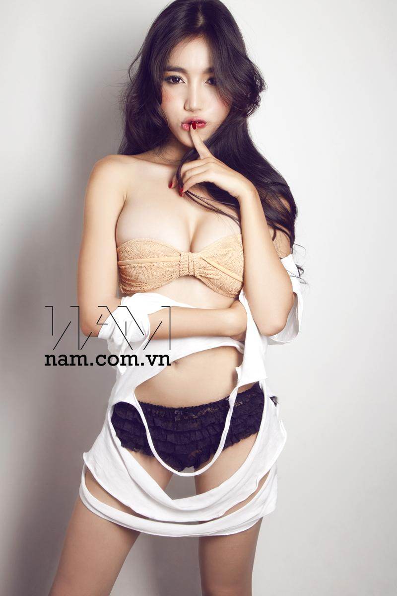Elly Tran ถ่ายแบบเซ็กซี่อีกครั้งใน Nam Magazine