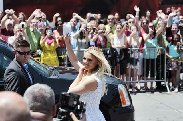 Britney Spears เดินหน้าออดิชั่นเหล่าผู้เข้าแข่งขัน X-Factor ที่ Kansas City