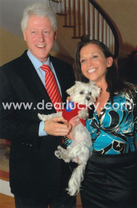 เจ้าลัคกี้ สุนัขที่ถ่ายรูปคู่คนดังมากที่สุดในโลก ตายแล้ว