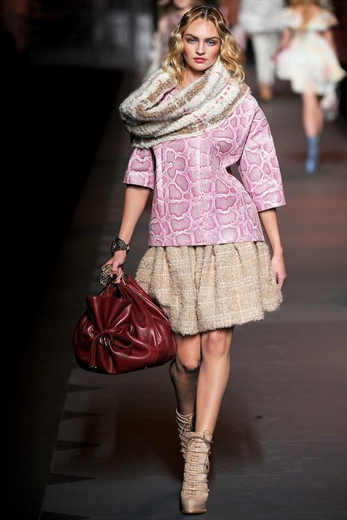 แฟชั่น ต้อนรับ ลายหนังงู สุดเริ่ด เลื้อยครองรันเวย์ 2013