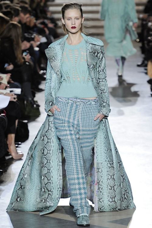 แฟชั่น ต้อนรับ ลายหนังงู สุดเริ่ด เลื้อยครองรันเวย์ 2013