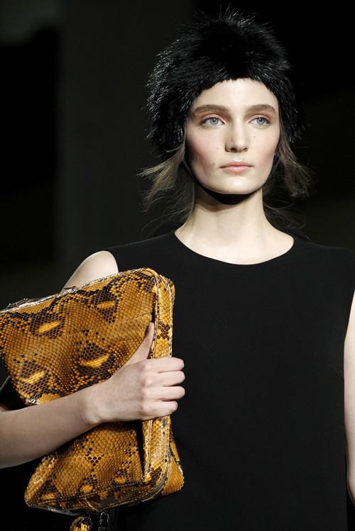 แฟชั่น ต้อนรับ ลายหนังงู สุดเริ่ด เลื้อยครองรันเวย์ 2013