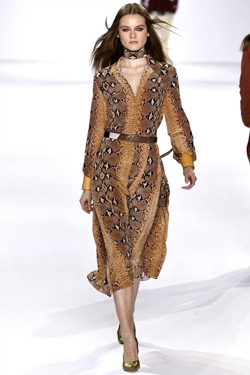 แฟชั่น ต้อนรับ ลายหนังงู สุดเริ่ด เลื้อยครองรันเวย์ 2013