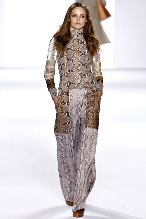 แฟชั่น ต้อนรับ ลายหนังงู สุดเริ่ด เลื้อยครองรันเวย์ 2013