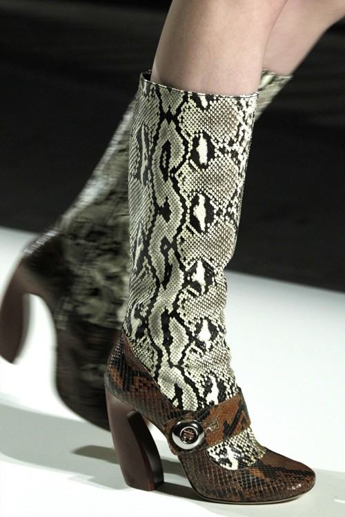 แฟชั่น ต้อนรับ ลายหนังงู สุดเริ่ด เลื้อยครองรันเวย์ 2013