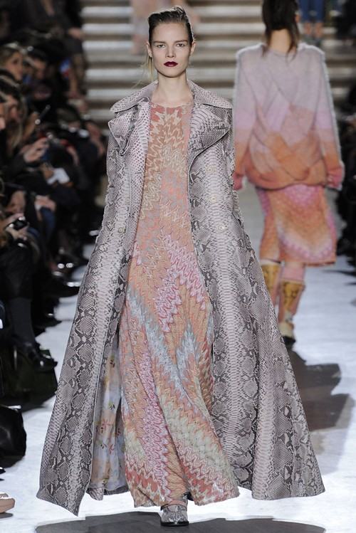 แฟชั่น ต้อนรับ ลายหนังงู สุดเริ่ด เลื้อยครองรันเวย์ 2013