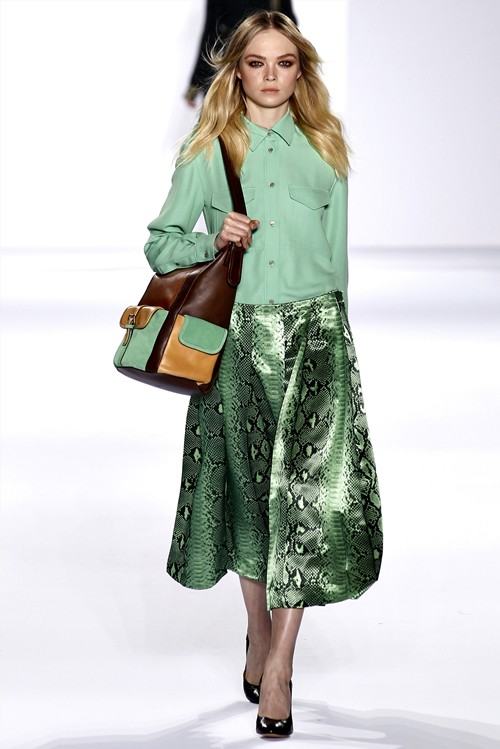 แฟชั่น ต้อนรับ ลายหนังงู สุดเริ่ด เลื้อยครองรันเวย์ 2013