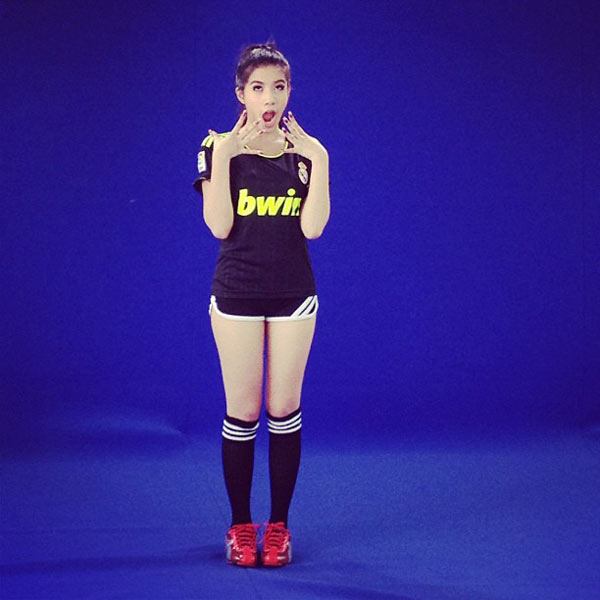 สาวๆ จากอาร์เอส แปลงโฉมเป็นนักเตะสุดเซ็กซี่