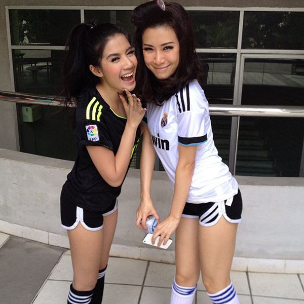 สาวๆ จากอาร์เอส แปลงโฉมเป็นนักเตะสุดเซ็กซี่