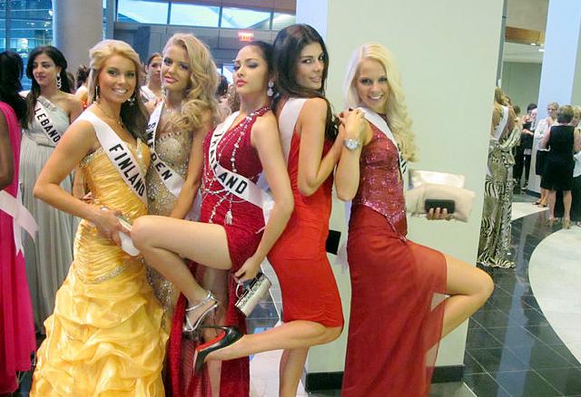 ชปุ๊คลุ๊กตอนประกวดmiss universe 2010 นางเริส และ เด่น มากกก