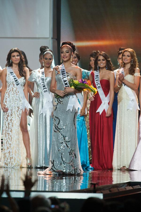 ชปุ๊คลุ๊กตอนประกวดmiss universe 2010 นางเริส และ เด่น มากกก