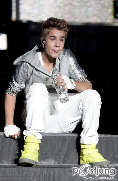 Justin Bieber performs for a crowd of 200,000 people during a concert held in Zocalo square. (June 1