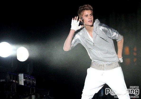 Justin Bieber performs for a crowd of 200,000 people during a concert held in Zocalo square. (June 1