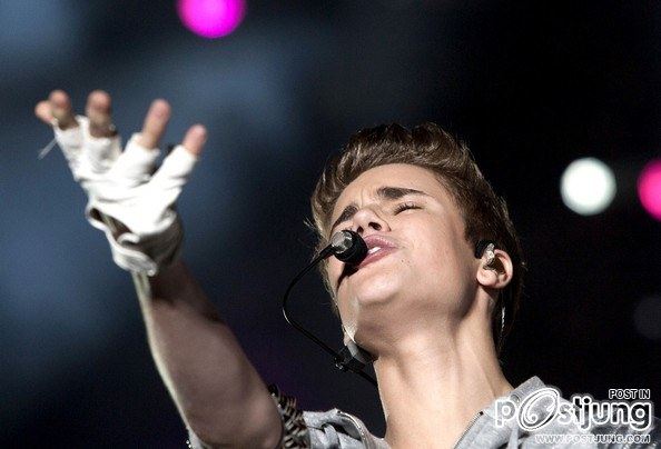 Justin Bieber performs for a crowd of 200,000 people during a concert held in Zocalo square. (June 1