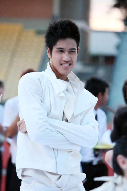 ใช่ พระเอก MV Featuring ที่คู่กับ แนนนี่ เกิร์ลรี่ เบอรี่ รึป่าวคะ