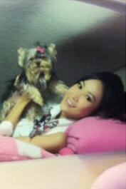 ยุ้ย จีรนันท์ นอนกลิ้งกับเจ้าริชชี่ที่แสนจะน่ารัก