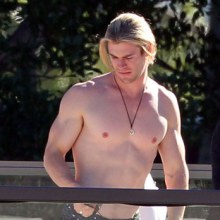 กรี๊ด! คริส เฮมส์เวิร์ธ เปลือยอกโชว์ซิกแพ็กในซิดนีย์