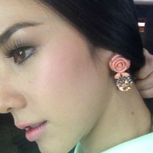 หรูหรามีระดับสไตล์ดารา กับ ต่างหูกุหลาบพวงระย้า