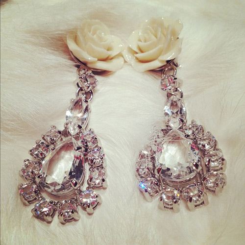 หรูหรามีระดับสไตล์ดารา กับ ต่างหูกุหลาบพวงระย้า