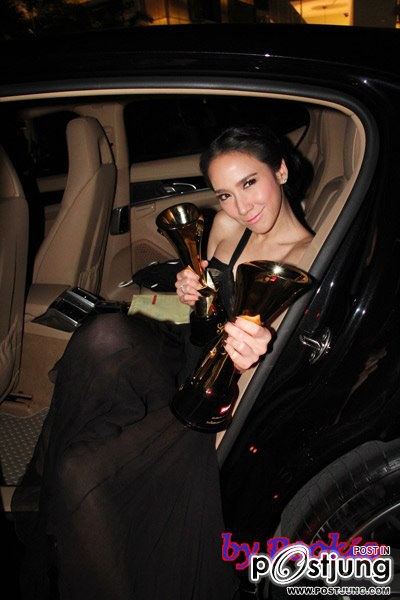 สวยชนะเลิศ คว้า2รางวัล ขวัญใจมหาชน&นักเเสดงนำหญิงสาขาภาพยนต์ @SIAMDARA STARS AWARDS 2012!