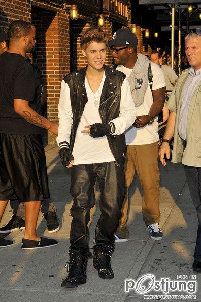 Justin Bieber Poses With Fans June 20, 2012