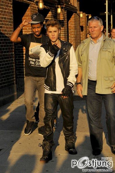 Justin Bieber Poses With Fans June 20, 2012